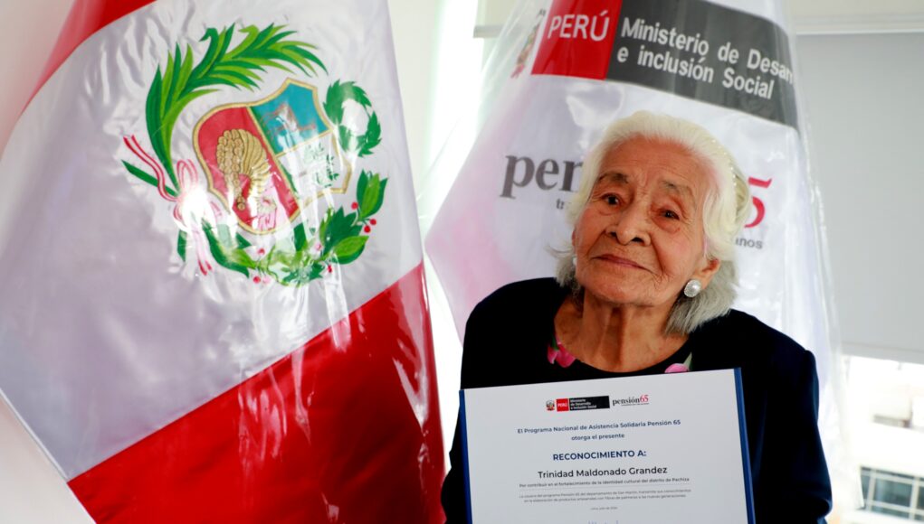 Sabía artesana de 91 años es condecorada por Pensión 65 y el MIMP por su loable historia de lucha