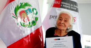 Sabía artesana de 91 años es condecorada por Pensión 65 y el MIMP por su loable historia de lucha