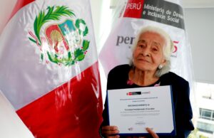 Sabía artesana de 91 años es condecorada por Pensión 65 y el MIMP por su loable historia de lucha