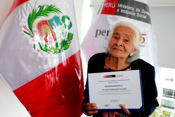 Sabía artesana de 91 años es condecorada por Pensión 65 y el MIMP por su loable historia de lucha