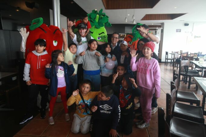 “Agricooltores” adelantaron Día del Pollo a la Brasa con niños del Inabif