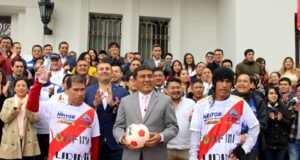 ‘Hermanos Patadita’por segunda vez baten récord descendiendo del Cerro San Cristóbal hasta la Municipalidad del Rímac