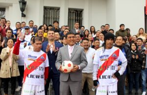 ‘Hermanos Patadita’por segunda vez baten récord descendiendo del Cerro San Cristóbal hasta la Municipalidad del Rímac