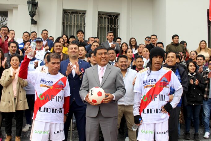 ‘Hermanos Patadita’por segunda vez baten récord descendiendo del Cerro San Cristóbal hasta la Municipalidad del Rímac