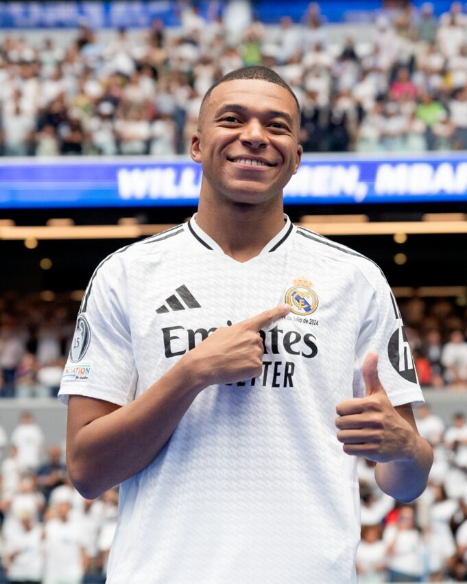 Kylian Mbappé fue presentado por el Real Madrid ante 30 mil hinchas merengues
