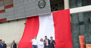 Stefano Peschiera recibió los Laureles Deportivos y develaron su nombre en frontis del Estadio Nacional