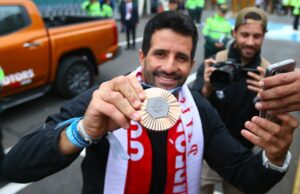 Stefano Peschiera tuvo cálido recibimiento a su llegada a Lima con la medalla de bronce