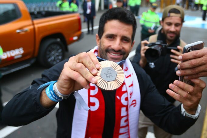 Stefano Peschiera tuvo cálido recibimiento a su llegada a Lima con la medalla de bronce