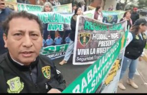 Trabajadores del Inpe protestan en frontis del Ministerio de Economía para reclamar agilización de proyecto de reajuste de sus remuneraciones