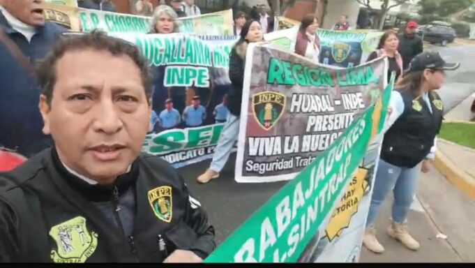 Trabajadores del Inpe protestan en frontis del Ministerio de Economía para reclamar agilización de proyecto de reajuste de sus remuneraciones