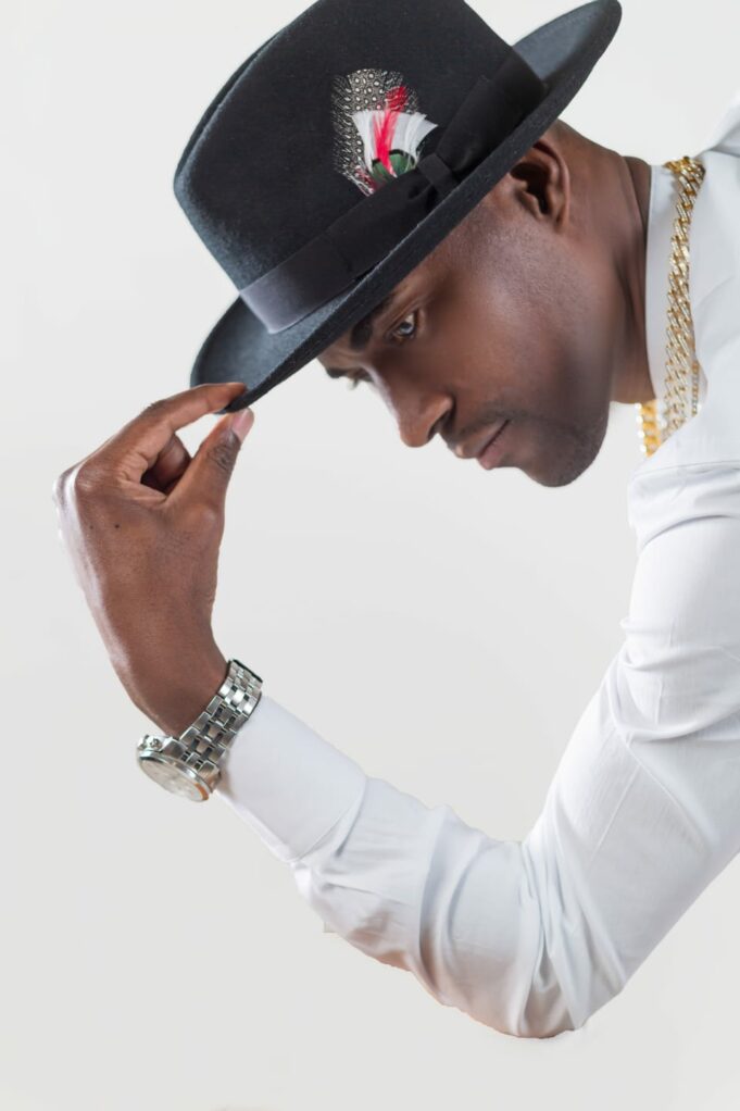 El Salsero Peruano Enrique Bellido «La Pantera de la Salsa» conquista Europa y Colombia(VIDEO)