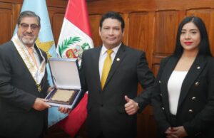 Reconocimiento al Liderazgo de Carlos Manuel Torres Martínez como Ciudadano de Valor por el Ilustre Colegio de Abogados de Lima y su Decano el Dr. Raul Canelo Rabanal.