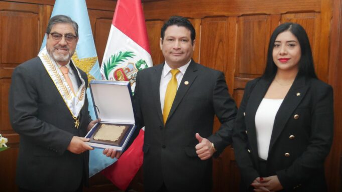 Reconocimiento al Liderazgo de Carlos Manuel Torres Martínez como Ciudadano de Valor por el Ilustre Colegio de Abogados de Lima y su Decano el Dr. Raul Canelo Rabanal.