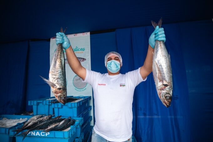 PRODUCE promocionó cinco toneladas de pescado fresco a precios cómodos y accesibles para los vecinos del distrito de Ate