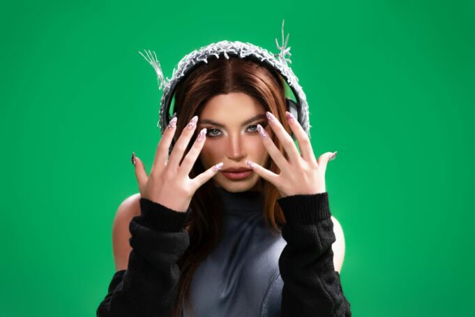 Flavia Laos:Lanza su nuevo hit «Exxxotico»(VIDEO)