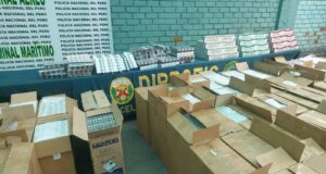 Policía halla más de un millón de cigarrillos escondidos debajo de toneladas de harina de soya