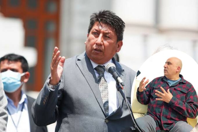 Urge fiscalizar a los magistrados: Augusto Lostanau Moscol; «En una democracia nadie tiene corona, menos los jueces y fiscales»