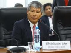 Pobladores obligan a bajar del avión a Wilfredo Oscorima en medio de paro