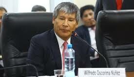 Pobladores obligan a bajar del avión a Wilfredo Oscorima en medio de paro