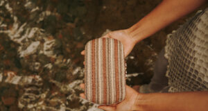 Reconocida marca peruana lanza innovadora colección de accesorios de lujo hechos en fibra de palmera del aguaje
