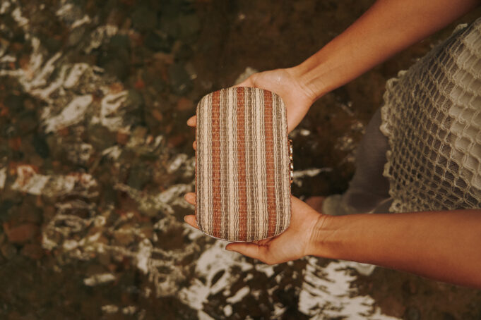 Reconocida marca peruana lanza innovadora colección de accesorios de lujo hechos en fibra de palmera del aguaje