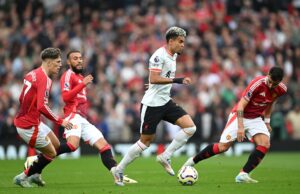 Liverpool goleó al Manchester United 3-0 y lidera junto al City la Premier League