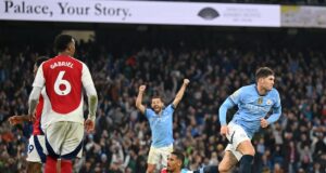 Manchester City en el final logró empatar al Arsenal 2-2 y mantuvo liderato de la Premier