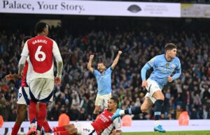 Manchester City en el final logró empatar al Arsenal 2-2 y mantuvo liderato de la Premier