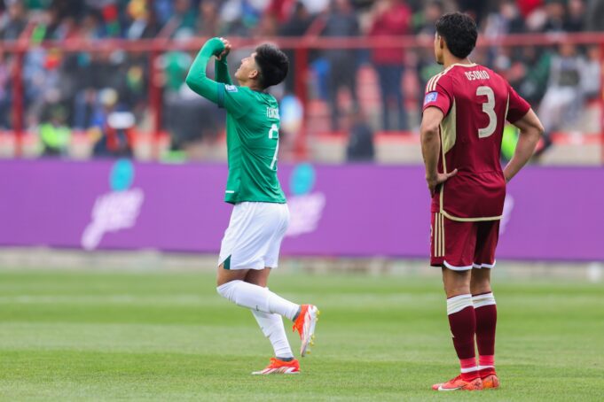 Bolivia se mete a la pelea del Repechaje al golear 4-0 a Venezuela en El Alto