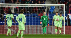 Barcelona perdió el invicto en Pamplona al caer con Osasuna 4-2 pero sigue líder en España