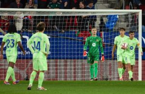 Barcelona perdió el invicto en Pamplona al caer con Osasuna 4-2 pero sigue líder en España