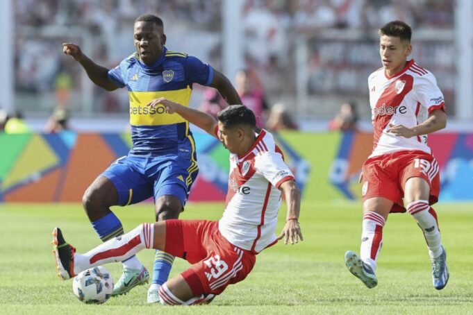 Boca Juniors con Advincula enfrenta este sábado a River Plate en el Superclásico de Argentina