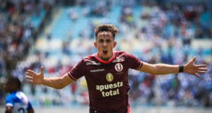 Universitario goleó al Alianza Atlético 3-0 en Sullana y sigue a la «caza» del líder Alianza Lima