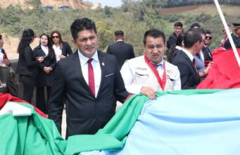 Chachapoyas celebra su 486° Aniversario con izamiento de bandera en el cerro Puma Urco