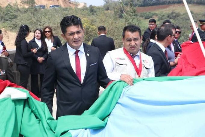 Chachapoyas celebra su 486° Aniversario con izamiento de bandera en el cerro Puma Urco