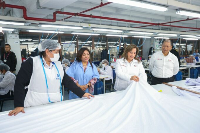 SENATI y el programa «Jóvenes Productivos» impulsan la empleabilidad juvenil con capacitaciones en el sector textil y confecciones