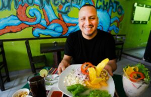 «El Punto Negro del Chato», deleita con su ceviche carretillero, jalea mixta, tiradito y más