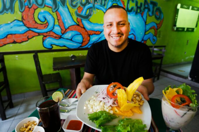 «El Punto Negro del Chato», deleita con su ceviche carretillero, jalea mixta, tiradito y más