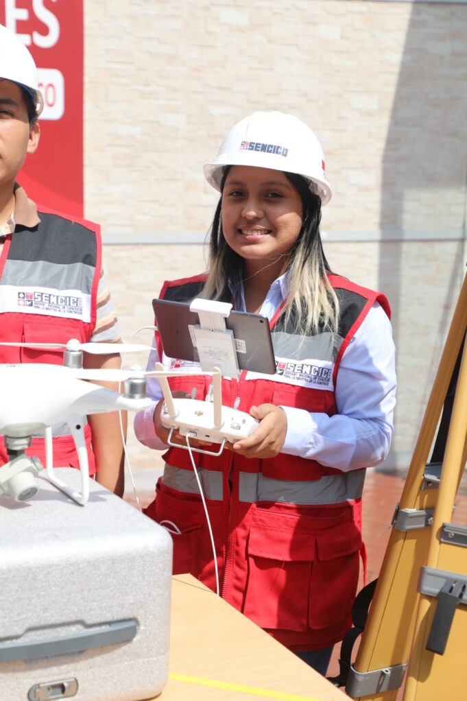Mujeres luchadoras ingresan a trabajar en construcción civil