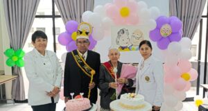 Coronel y técnica en enfermería fueron coronados como Rey y Reyna de la Primavera 2024 en el hospital Geriátrico PNP