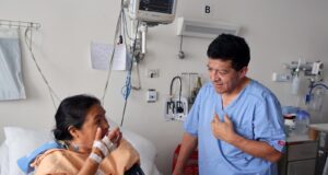 Médicos salvan la visión a mujer tras extirparle tumor del cerebro