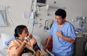 Médicos salvan la visión a mujer tras extirparle tumor del cerebro