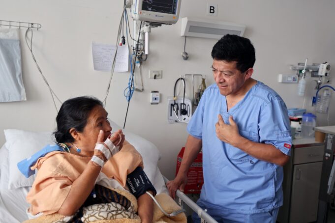 Médicos salvan la visión a mujer tras extirparle tumor del cerebro