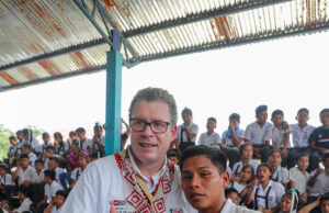 Minedu entrega material educativo a colegio en Urakusa, provincia de Condorcanqui, Amazonas