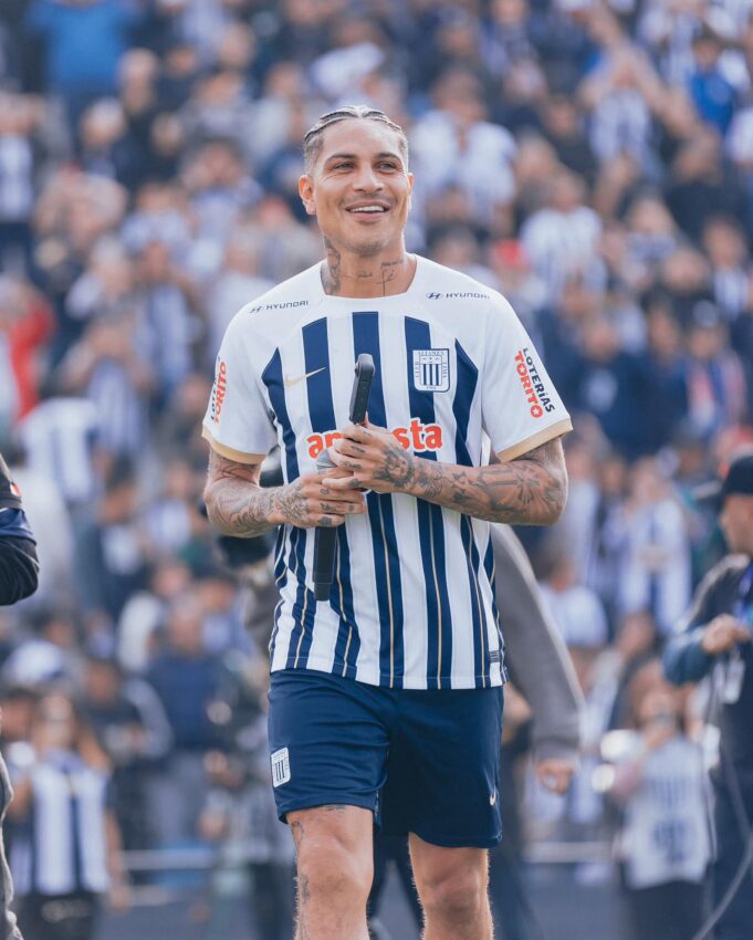 Emocionante presentación de Paolo Guerrero ante hinchas de Alianza Lima en Matute