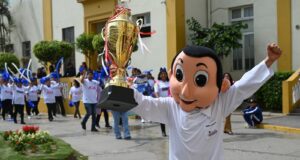 INSN: Héctor Chumpitaz y la voleibolista Luren Baylón inauguraron el campeonato deportivo por el 95 aniversario del centro pediátrico