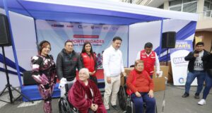 Fundación Uniendo Corazones dona sillas de ruedas a ancianos vulnerables