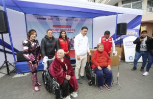 Fundación Uniendo Corazones dona sillas de ruedas a ancianos vulnerables