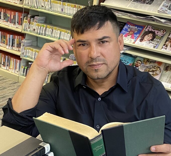 Ex Joven Sensación presentará ‘Los gallos del puerto’ y debuta como escritor