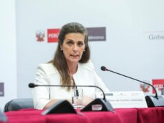 Hania y las autoridades uñas largas